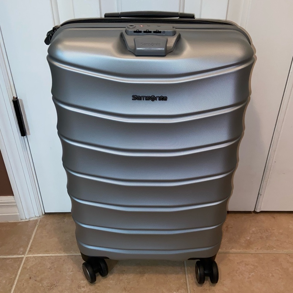 Like new Samsonite Amplitude 21” Carry-on Hardside Spinner